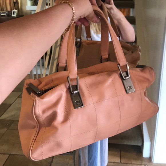 100% authentic Chanel salmon color handbag - Picture 3 of 8